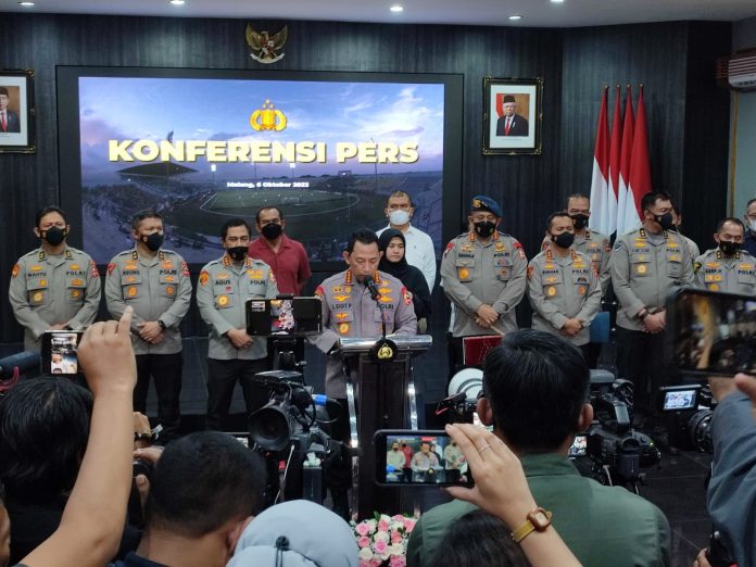 Kapolri Jenderal Listyo Sigit Prabowo mengumumkan ada enam tersangka tragedi Kanjuruhan, Malang, Jawa Timur dalam jumpa pers Kapolri, Kamis 6 Oktober 2022 F, Humas Polri