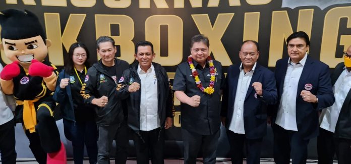 Gubernur Kepulauan Riau H. Ansar Ahmad mendampingi Menteri Koordinator Bidang Perekonomian yang juga Ketua Umum Partai Golkar Airlangga Hartanto membuka secara resmi Kejurnas IV Kickboxing Indonesia di Mall Botania 2, Batam, Jum'at (07/10) F, kominfo Kepri