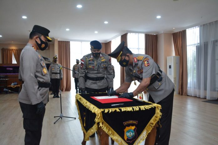 Wakapolda Kepri Irjen Pol Drs. Rudi Pranoto resmi menyerahkan jabatan Wakapolda Kepri kepada Kapolda Kepri Irjen Pol Dr Aris Budiman,M.Si, Senin (10/10) F, humas Polda