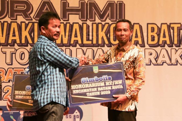 Wali Kota Batam H Muhammad Rudi (HMR), saat silaturahmi dengan RT/RW dan tokoh masyarakat se-Kecamatan Batamkota di Hotel Harmoni One, Selasa (11/10/2022) malam F, humas Pemko Batam.