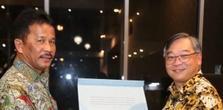 Tekan Biaya Logistik, HMR, Gandeng Port Of Singapore Authority (PSA) untuk membenahi Pelabuhan Batuampar Kepala BP Batam-Wali Kota Batam H Muhammad Rudi (HMR) bertemu Menteri Perdagangan dan Industri Singapura, Gan Kim Yong, di Batam Kamis (13/10) malam F, BP Batam