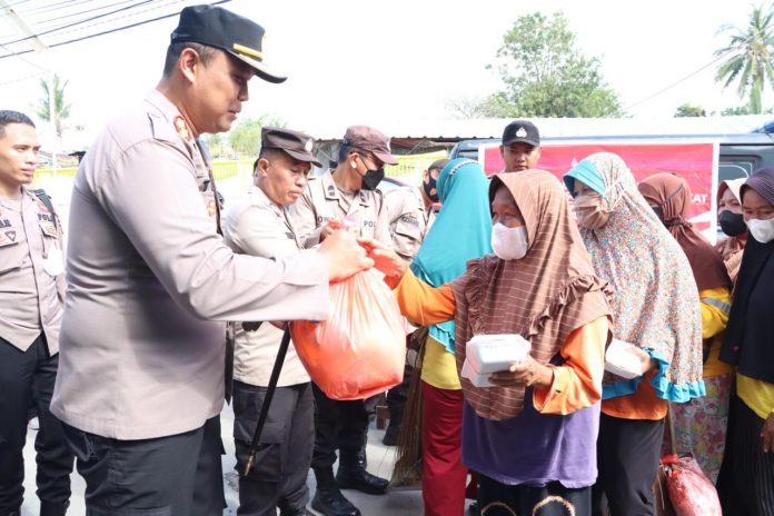 Sat Binmas Polres Karimun menggelar program sarapan keliling (Sarling) bersama masyarakat Kabupaten Karimun, Kamis (20/10) F, Polres Karimun