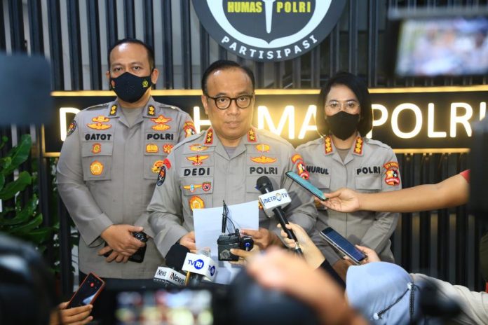 Enam orang tersangka peristiwa di Stadion Kanjuruhan, Malang ditahan Polri, Senin (24/10) F, humas Polri