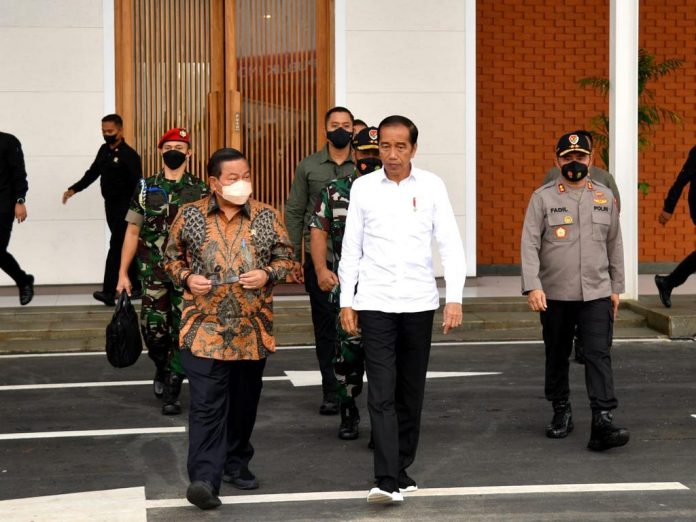 Presiden Jokowi didampingi Seskab Pramono Anung melakukan kunjungan kerja ke Provinsi Kepulauan Bangka Belitung, Kamis (20/10/2022), dari Pangkalan TNI AU Halim Perdanakusuma, Jakarta. (Foto: BPMI Setpres/Rusman)