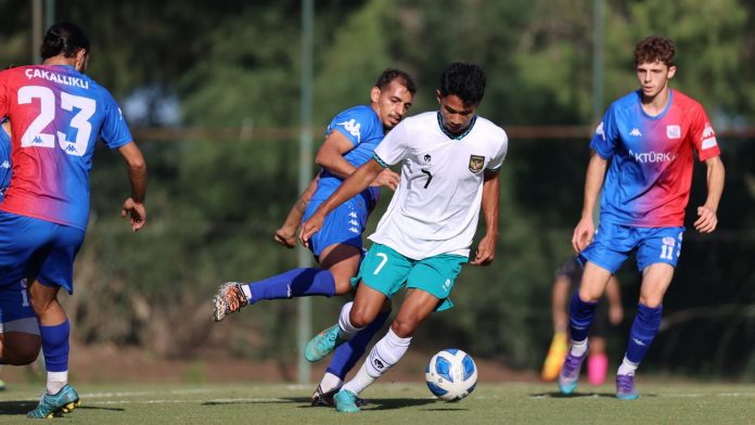 Tim U-20 meraih kemenangan saat berhadapan dengan klub lokal Cakallikli Spor dengan skor tipis 2-1 di Lapangan Kempinski Hotel Football, Antalya, Senin (24/10). F,PSSI