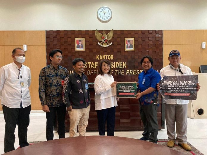  AJI Indonesia, LBH Pers dan SAFEnet menyerahkan petisi online yang telah ditandangani lebih dari 16 ribu warga ke Kantor Staf Presiden, Senin 10 Oktober 2022 F,AJI