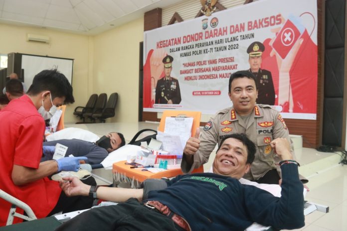 Personel Polda Kepri dan jurnalis menggelar aksi donor darah di Polda Kepri, Selasa (18/10). F,humas Polda Kepri