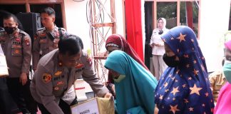 Polsek Balai Polres Karimun Gelar Silahturahmi Bersama Tokoh Masyarakat dan Bagikan Bantuan Sosial Kapolsek Balai Karimun Kompol, Edy Wiyanto menyerahkan bantuan sosial dari Polsek Balai Polres Karimun kepada masyarakat yang terdampak dengan penyesuaian harga BBM, Selasa (04/10) F,humas Polres Karimun