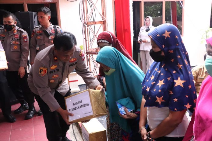 Kapolsek Balai Karimun Kompol, Edy Wiyanto menyerahkan bantuan sosial dari Polsek Balai Polres Karimun kepada masyarakat yang terdampak dengan penyesuaian harga BBM, Selasa (04/10) F,humas Polres Karimun
