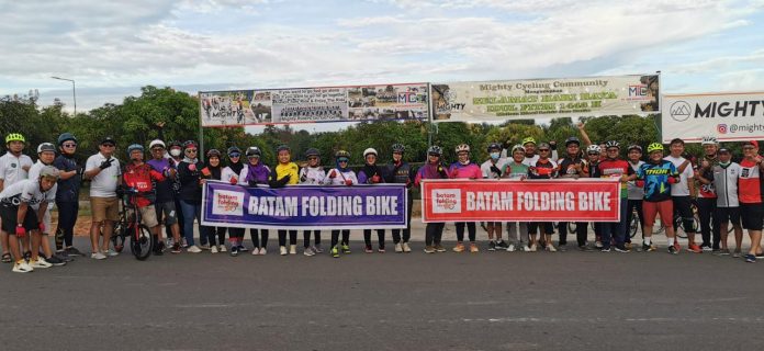 Sebanyak 30 pesepeda lipat yang tergabung dalam Batam Folding Bike (BFB) ikut serta dalam Jambore Sepeda Lipat Nasional (Jamselinas) XI di Purwokerto, Jawa Tengah, akhir pekan ini. Rombongan akan bertolak ke Purwokerto, Kamis (20/10) esok ke Jakarta F,BFB