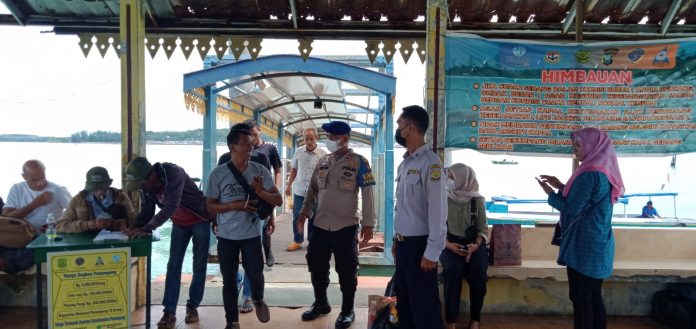 Kepolisian dari Satpolairud Polresta Tanjungpinang mlanjutkan pembinaan masyarakat (Binmas) di perairan Tanjungpinang, Rabu (26/10) F,Polresta Tanjungpinang