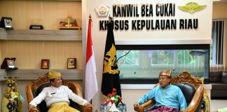 Kunjungi Kanwil DJBC Khusus Kepri, Ansar Minta Minimalisir Penyeludupan di Kepri Ansar saat secara langsung mengunjungi Kantor Wilayah (Kanwil) Direktorat Jenderal Bea Cukai (DJBC) Khusus Kepulauan Riau di Karimun, Rabu (12/10) F,Kominfo Kepri