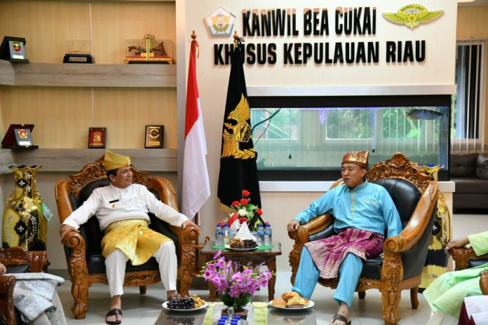 Ansar saat secara langsung mengunjungi Kantor Wilayah (Kanwil) Direktorat Jenderal Bea Cukai (DJBC) Khusus Kepulauan Riau di Karimun, Rabu (12/10) F,Kominfo Kepri