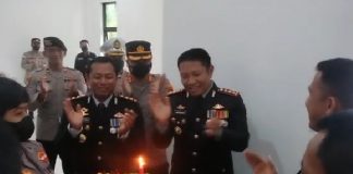 Kapolres Pinang dan Bintan Berikan Kue Tart untuk Dandim 0315/Tanjungpinang Kapolresta Tanjungpinang Kombespol Heribertus Ompusunggu bersama Kapolres Bintan AKP Tidar Wulung Dahono membawa kue Tart kepada Dandim 0315/Tanjungpinang di depan ruangan kerja Dandim 0315/Tanjungpinang F,humas Kodim