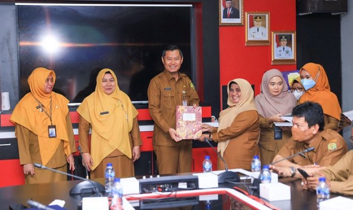 Wali Kota Tanjungpinang, Rahma menyerahkan secara simbolis dokumen pelaksanaan perubahan anggaran satuan kerja perangkat daerah (DPPA-SKPD) tahun anggaran 2022 kepada 32 OPD di lingkungan pemko Tanjungpinang, di ruang rapat utama Bappelitbang kota Tanjungpinang, Kepri, Senin (31/10) F, Diskominfo Tanjungpinang