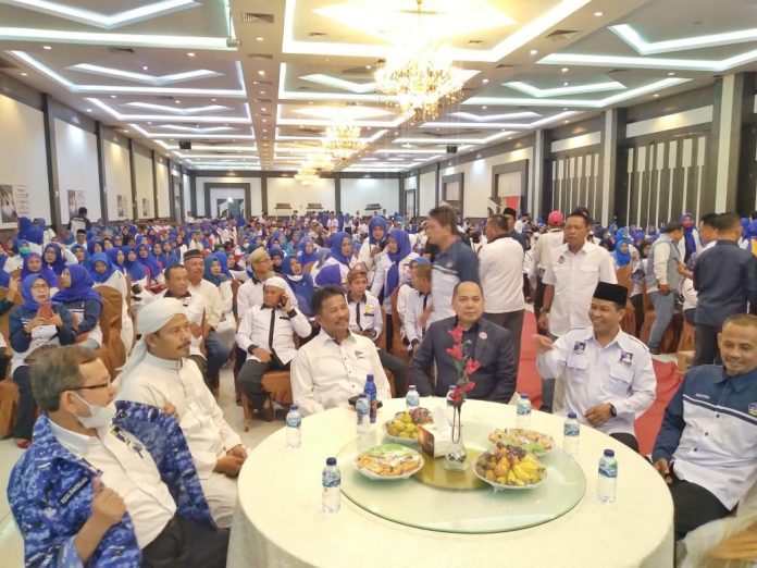 Relawan Kecamatan Bengkong melakukan deklarasi mendukung H Muhammad Rudi (HMR) sebagai Gubernur Kepulauan Riau (Kepri) dan Hj Marlin Agustina (HMA) sebagai Walikota Batam pada Pemilihan Kepala Daerah (Pilkada) 2024 mendatang di Golden Prawn Bengkong, jumat (30/9) malam F,kiriman untuk BI