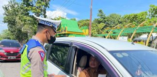 Kasatlantas Reza Minta Masyarakat Pengendara Jangan Tertib Disaat Operasi Zebra Saja Operasi Zebra Seligi 2022, Sat Lantas Polresta Tanjungpinang Lakukan Sosialisasi Lewat Pembagian Masker dan Brosur di beberapa titik jalan di Tanjungpinang F,Satlantas Polresta Tanjungpinang