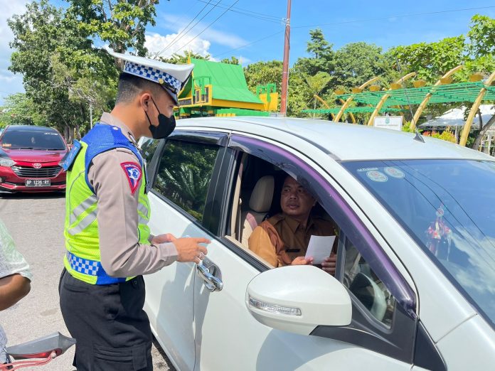 Operasi Zebra Seligi 2022, Sat Lantas Polresta Tanjungpinang Lakukan Sosialisasi Lewat Pembagian Masker dan Brosur di beberapa titik jalan di Tanjungpinang F,Satlantas Polresta Tanjungpinang