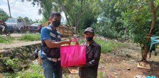 Sat Intelkam Polresta Tanjungpinang Bagikan Sembako Kepada Masyarakat Yang Terdampak Pengurangan Subsidi BBM Polresta Tanjungpinang melalui Sat Intelkam Polresta Tanjungpinang memberikan bantuan sembako di bagi warga yang terdampak kenaikan BBM di Tanjungpinang, Jumat (21/10) F,Polresta Tanjungpinang