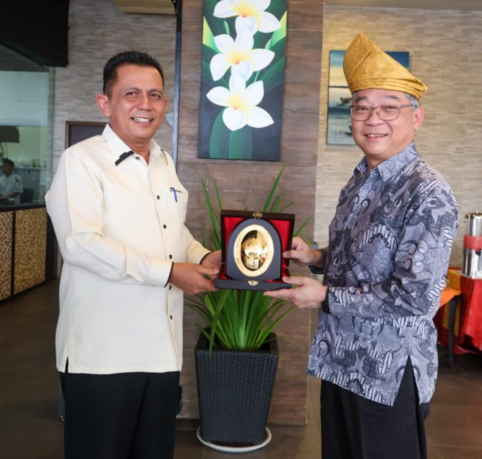 Gubernur Kepulauan Riau H. Ansar Ahmad bersama Minister Trade Industry (Menteri Perdagangan dan Industri) Singapura, Gan Kim Yong membahas potensi dan rencana pengembangan kerja sama antara Kepri dan Singapura di Grand Lagoi Hotel, Bintan, Jumat (14/10) F,diskominfo Kepri