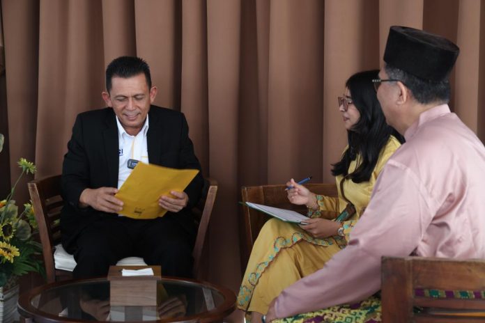 Gubernur Kepri, Ansar Ahmad menjadi orang yang pertama disurvei petugas Badan Pusat Statistik (BPS) Kepri dalam pendataan awal Registrasi Sosial Ekonomi (Regsosek) 2022 di Provinsi Kepulauan Riau Jumat, (14/10)