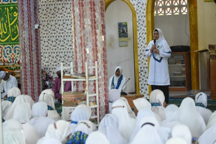 Ketua Badan Kontak Majelis Taklim (BKMT) Provinsi Kepulauan Riau Hj. Dewi Kumalasari Ansar menghadiri acara Istighatsah dan Ceramah Agama dalam Rangka Memperingati Maulid Nabi Muhammad SAW 1444 H di Masjid Al-Mauizoh, Kijang Kota, Bintan, Sabtu (8/10) F,Diskominfo Kepri