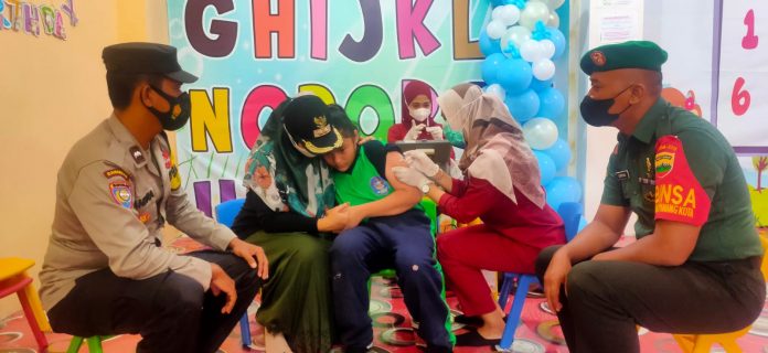 Bhabinkamtibmas Polsek Tanjungpinang Kota Polresta Tanjungpinang Aipda Sandra Putra melaksanakan monitoring dan pengamanan pelaksanaan BIAS (Bulan Imunisasi Anak Sekolah) di SD Swasta Bintan Jl. Masjid Tanjungpinang Kelurahan Tanjungpinang Kota, Kamis (03/11) F,Polsek Tanjungpinang Kota