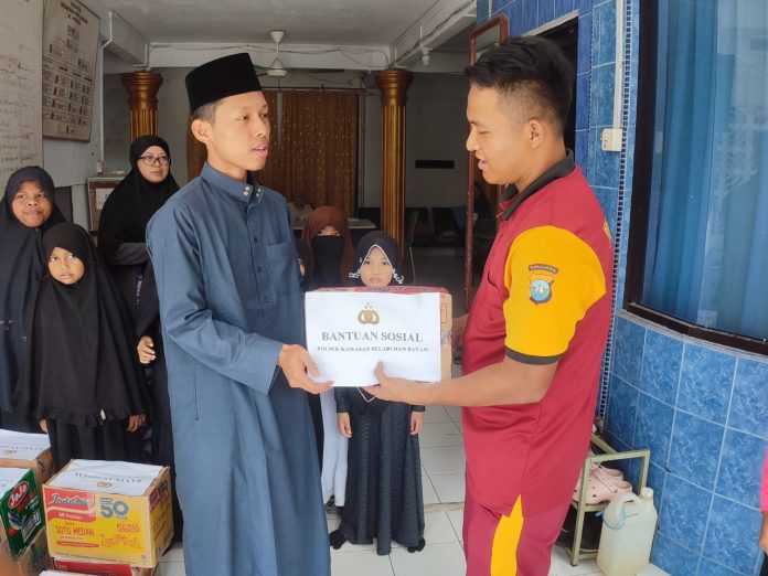 Polsek Kawasan Pelabuhan Polresta Barelang menyalurkan bantuan sembako kepada panti asuhan AL Hidayah di Sekupang, Jumat (11/11) F,Polresta Barelang