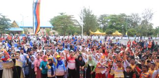Kejuaraan Street Parade dan Marching Carnival Padati Lapangan Relief Antam Kijang Ribuan masyarakat tumpah di Lapangan Relief Antam Kijang hingga ke sisi jalan manakala menyaksikan Kejuaraan Street Parade dan Marching Carnival, Minggu (27/11) F,Diskominfo Bintan