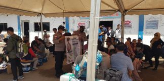 Polsek KKP Barelang Sosialisasikan Nomor Curhat Kapolresta Barelang kepada Warga di Pelabuhan Batu Ampar Polresta Barelang dan Polsek Kawasan Pelabuhan mensosialisasikan nomor Curhat Kamtibmas Kapolresta Barelang kepada masyarakat yang ada di Pelabuhan Domestik Pelabuhan Batu Ampar, Kamis (17/11) F,Polsek KKP Barelang