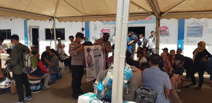 Polresta Barelang dan Polsek Kawasan Pelabuhan mensosialisasikan nomor Curhat Kamtibmas Kapolresta Barelang kepada masyarakat yang ada di Pelabuhan Domestik Pelabuhan Batu Ampar, Kamis (17/11) F,Polsek KKP Barelang