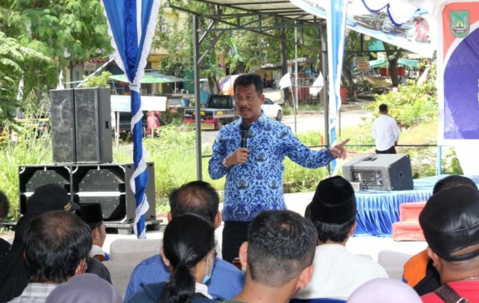 Warga Batuaji menyambut antusias Bantuan Langsung Tunai (BLT) dalam rangka pengendalian inflasi Kota Batam di Batuaji, Selasa (29/11) F,Pemko Batam