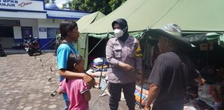 Rumah Ikut Hancur karena Gempa Cianjur, Aiptu Reni Triyani Tetap Jalankan Tugas Bantu Warga Sekitar Reni yang bertugas sebagai Bhabinkamtibmas Polsek Cianjur, Polres Cianjur, Jawa Barat mengalami kerusakan rumah cukup parah. Meskipun demikian tetap menjalankan tugasnya sebagai Bhabinkamtibmas di wilayah Kelurahan Bojong Herang, Cianjur F,Humas Polri