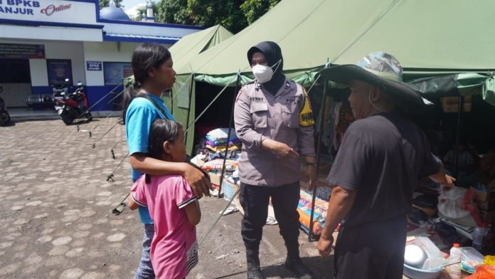 Reni yang bertugas sebagai Bhabinkamtibmas Polsek Cianjur, Polres Cianjur, Jawa Barat mengalami kerusakan rumah cukup parah. Meskipun demikian tetap menjalankan tugasnya sebagai Bhabinkamtibmas di wilayah Kelurahan Bojong Herang, Cianjur F,Humas Polri