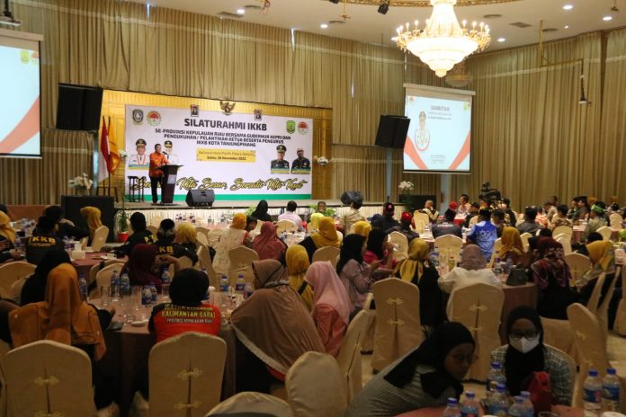 Gubernur Kepri, Ansar Ahmad saat bersilaturahmi dengan IKKB se-Provinsi Kepulauan Riau, di Ballrom Pacific Place Hotel Kota Batam, Sabtu (27/11) F,Diskominfo Kepri