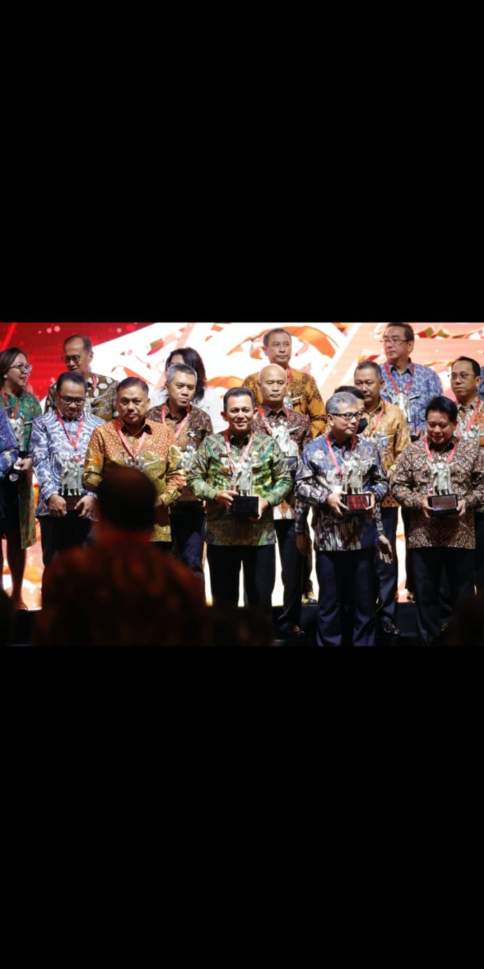Gubernur Kepulauan Riau H. Ansar Ahmad menerima penghargaan dari Bank Indonesia (BI) di ajang BI Award 2022 di Assembly Hall, Jakarta Convention Center, Rabu (30/11). Gubernur Ansar dinilai telah berhasil membawa Kepri  sebagai Pemerintah Provinsi dengan implementasi Quick Response Code Indonesian Standard (QRIS) terbaik dan bahkan terbaik di wilayah Sumatera. F,Diskominfo Kepri