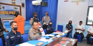 Dit Polairud Polda Kepri Tangkap Sindikat Pengiriman Pekerja Migran Indonesia Secara Ilegal di Banten Wadir Dit Polairud Polda Kepri AKBP Cakhyo Dipo Alam, didampingi Kepala BP3MI Kepulauan Riau, Amingga M. Primastito dan Tim DVI Bid Dokkes Polda Kepri Pembina drg Dian Ratna Wulansari saat Konferensi Pers di Aula Mako Dit Polairud Polda Kepri, Sekupang, Rabu (23/11) F,Polda Kepri