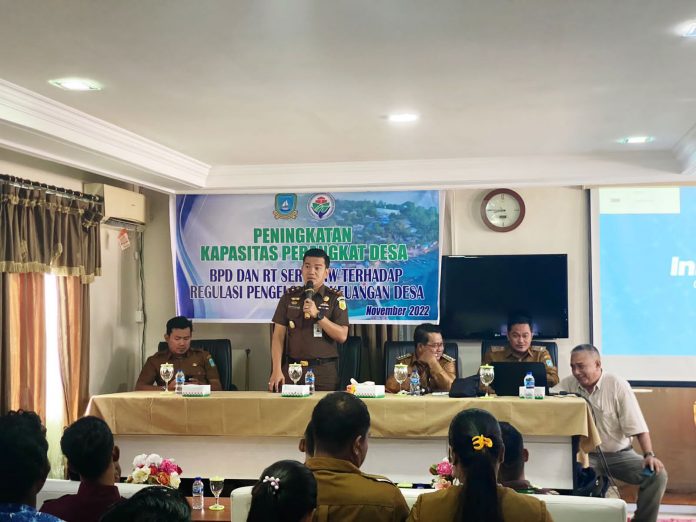 Kepala Cabang Kejaksaan Negeri Natuna di Tarempa (Kacabjari Tarempa) Roy Huffingtion Harahap dan Jaksa Fungsional Harys Ganda Tiar Sitorus mengikuti kegiatan pelatihan/peningkatan kapasitas perangkat desa, BPD, RW dan RT Desa Mengkait di ruang rapat Hotel Tropica Inn Anambas, Selasa (1/11) F,Cabjari Tarempa