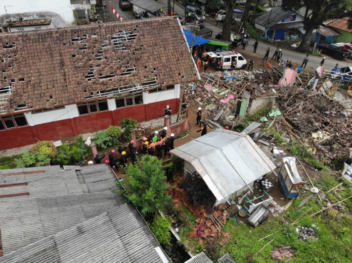 Tim gabungan K9 Polri, Basarnas, dan TNI berhasil menemukan lima jenazah di wilayah Kecamatan Cugenang, Sabtu (26/11) F,Humas Polri