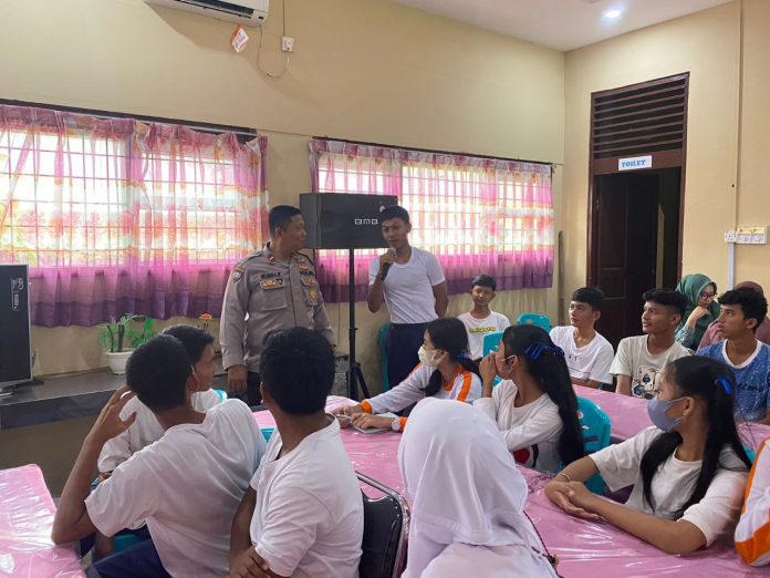 Kaur Bin Ops Sat Binmas Polresta Tanjungpinang Ipda Hilman bersama anggota Sat Binmas melaksanakan kegiatan Pembinaan dan penyuluhan kepada siswa-siswi SMP Negeri 7 Tanjungpinang, Kamis (03/11) F,Binmas Polresta Tanjungpinang