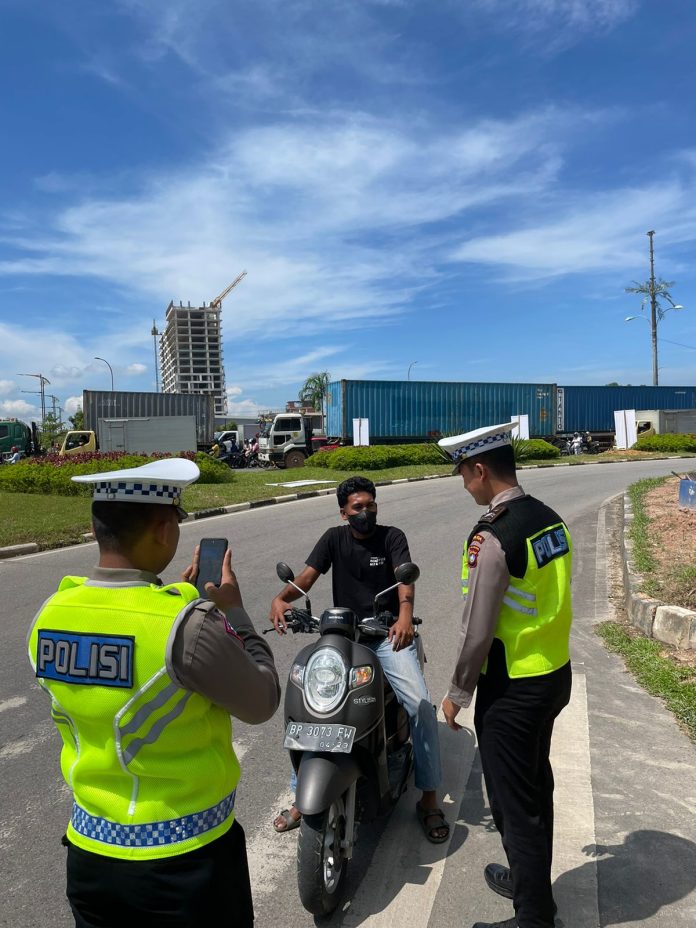 Kabid Humas Polda Kepri Kombes Pol Harry Goldenhardt menyampaikan sejak penerapan Tilang Electronic Traffic Law Enforcement (ETLE) Mobile Handheld mulai 24 Oktober 2022 - 29 November 2022 tercatat sudah ada 243 pelanggar. F,Polda Kepri