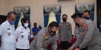 Polda Kepri Lakukan Kerjasama Dengan Sejumlah Instansi Terkait Kapolda Kepri Irjen Pol Dr. Aris Budiman, menandatangani perjanjian kerja sama antara Polda Kepri dengan Kemenkumham Kepri dan BNNP Kepri, Bawaslu Kepri, BMKG, PT Telkom, Kawasan Industri Cammo, Abujapi Kepri dan Komisi Informasi Kepri, di Graha Lancang Kuning Polda Kepri, Rabu (2/11) F,Polda Kepri