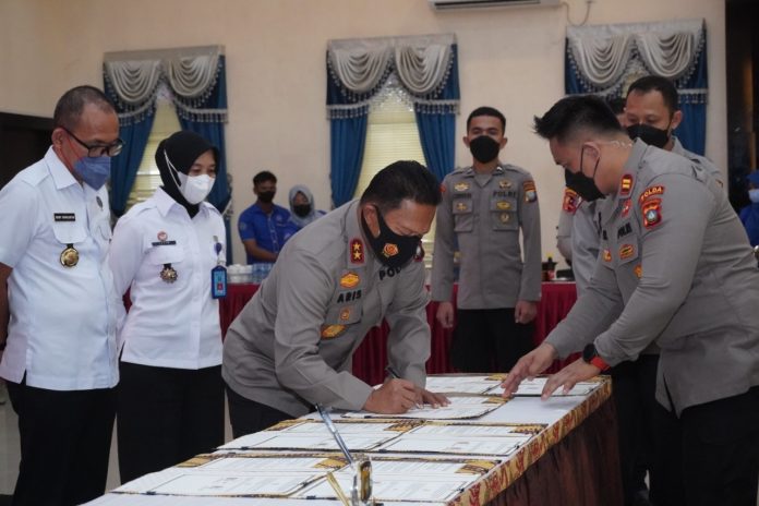 Kapolda Kepri Irjen Pol Dr. Aris Budiman, menandatangani perjanjian kerja sama antara Polda Kepri dengan Kemenkumham Kepri dan BNNP Kepri, Bawaslu Kepri, BMKG, PT Telkom, Kawasan Industri Cammo, Abujapi Kepri dan Komisi Informasi Kepri, di Graha Lancang Kuning Polda Kepri, Rabu (2/11) F,Polda Kepri