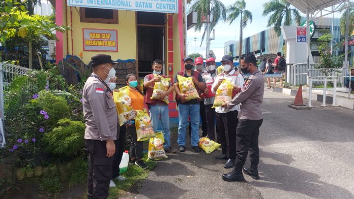 Polsek Kawasan Pelabuhan Polresta Barelang memberikan Bantuan Sosial (Bansos) kepada masyarakat kurang mampu yang terdampak kenaikan Bahan Bakar Minyak (BBM), Jumat (18/11) F,Polsek KKP Barelang