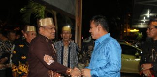 Hadiri Pengukuhan KKP Bone, Ansar Sebtu Masyarakat Bone suku Bugis Bagian Sejarah Masyarakat Kepri Ansar saat menghadiri pengukuhan Dewan Pengurus Provinsi Kerukunan Keluarga Pemuda Bone (KKP Bone) Provinsi Kepri Masa Bakti 2022 - 2027 di Restoran Golden Prawn Bengkong, Batam, Minggu (27/11) malam F,Diskominfo Kepri