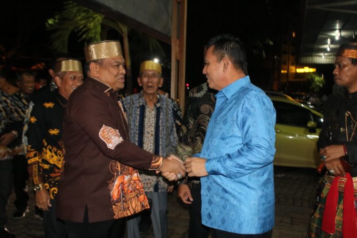 Ansar saat menghadiri  pengukuhan Dewan Pengurus Provinsi Kerukunan Keluarga Pemuda  Bone (KKP Bone) Provinsi Kepri Masa Bakti 2022 - 2027 di Restoran Golden Prawn Bengkong, Batam, Minggu (27/11) malam F,Diskominfo Kepri