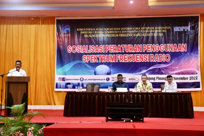 Kepala dinas Komunikasi dan Informatika Provinsi Kepulauan Riau Hasan, buka Sosialisasi Peraturan Penggunaan Spektrum Frekuensi Radio di Ballroom Hotel CK, Tanjungpinang, Rabu (09/11) F,Diskominfo Kepri