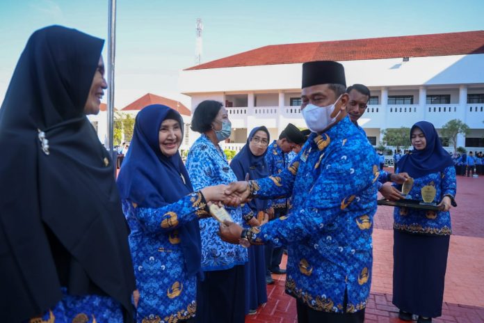 Asisten 3 bidang Administrasi Umum Setdaprov Kepri Misbardi yang mewakili Gubernur Kepulauan Riau H. Ansar Ahmad menyerahkan penghargaan Kepada sembilan ASN berprestasi 2022 tingkat Pemerintah Provinsi Kepulauan Riau di Lapangan Apel Kantor Gubernur Kepri, Dompak, Selasa (29/11) F,Diskominfo Kepri