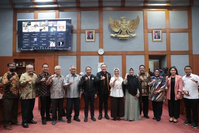 Komisi X Dewan Perwakilan Rakyat Republik Indonesia (DPR RI) menyetujui pemberian kewarganegaaan Indonesia kepada calon pemain tim nasional sepakbola Indonesia, Shayne Elian Jay Pattynama.(foto:raiky/kemenpora.go.id)