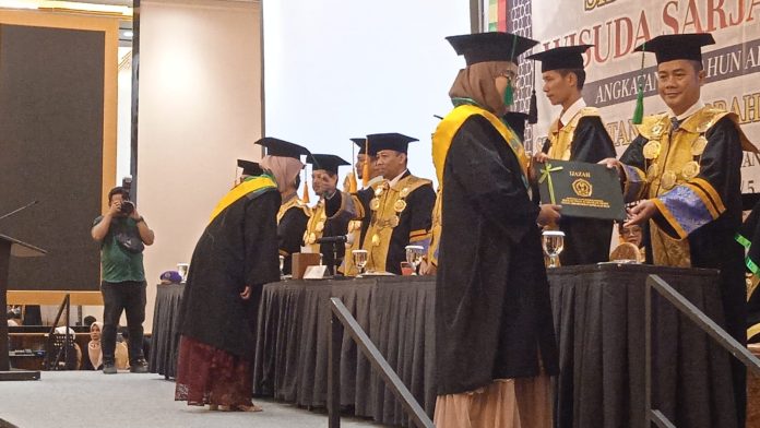 Sekolah Tinggi Agama Islam Negeri Sultan Abdurrahman Kepulauan Riau (STAIN SAR Kepri) menggelar acara wisuda untuk 129 orang lulusannya di Trans Convention Aston Hotel di Tanjungpinang, Rabu (29/11) F,STAIN Kepri
